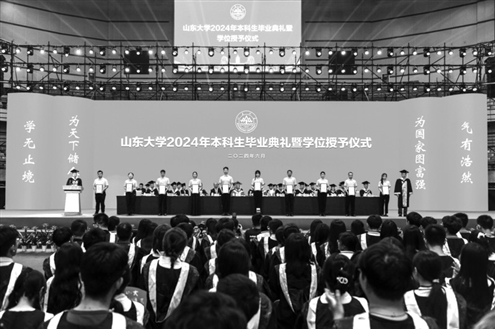 山东大学为赴西部、基层和国家重点行业领域就业毕业生颁发“励志先锋”奖牌